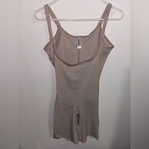 LEONISA SHAPEWEAR Open Bust
Undetectable Step-In Mid-Thigh Body Shaper
Used once